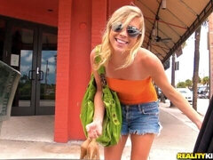 18 let, Velké péro, Blondýna, Na pejska, Přírodní prsa, Venku, Teenka, Kozičky