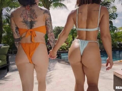 Plantureuse, Doigter, Petite amie, Lesbienne, Léchez, Réalité, Tatouage, Nénés