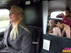 Zadek, Lízaní zadků, Auto, Dildo, Lesbické, Venku, Seřezání, Kozičky