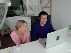 Blondynka, Dildo, Hardcore, Masturbacja, Potwór, Spanking, Tatuaż, Cycki