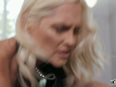 Isot tissit, Kyrpä, Naamallinen, Farkut, Ulkona, Näkökulma pov, Lyhyt tukka, Espanjalainen