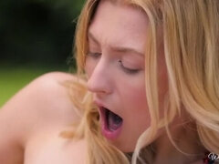 Blondin, Hårig, Slick, Naturliga tuttar, Piercing, Pool, Fitta, Tuttar