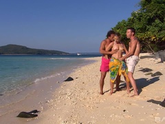 Anális szex, Szőke, Ondó fröcskölés, Dupla behatolás, Arcra élvezés, Szabadban, Nyilvános, Hármas