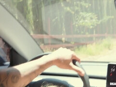 Duży kutas, Czarny, Blondynka, Obciąganie, Samochód, Wielorasowy