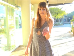 Dichtbij, Jurk, Vingeren, Gapende, Hakken, Masturbatie, Openbaar, Speelgoed