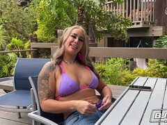 Gros cul, Gros seins, Blonde, Sucer une bite, Seins naturels, Mamelons, Tatouage, Nénés