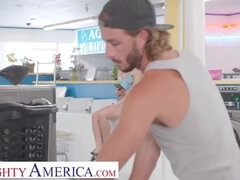 Americkej, Brunetka, Vlasatej, Latinskej, Výprask, Prirodzené prsia, Pička, Kozičky