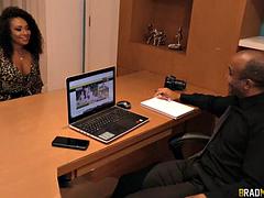 Leie, Tussi, Grosser schwanz, Brasilien, Braunhaarige, Spermaladung, Latina, Lecken