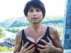 Amateur, Culo grande, Tetas grandes, Penetracion con dedos, Al aire libre, Cabello corto, Solo, Estriptis