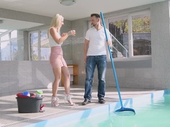 Isot tissit, Suihinotto, Lukio, Nyrkitys, Alusvaatteet, Hame, Imevä, Tatuointi