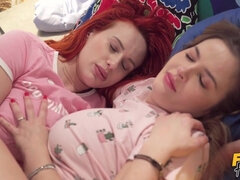 Poilue, Hard, Lesbienne, Massage, Seins naturels, Chatte, Russe, Nénés