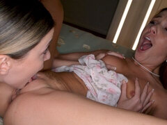 Makuuhuone, Iso perse, Isot tissit, Sormetus, Suudella, Lesbo, Itsetyydytys, Strippaus