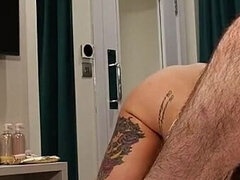 무대 뒤에서, 큰 가슴, 싸움, 항문을 햝는 행위, 문신