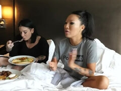 Asiatisk, Bakom scenen, Brunett, Mat, Hotell, Naturliga tuttar, Mager, Tatuering