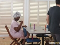 Rumpa, Stora tuttar, Blondin, Klänning, Mogen, Naturliga tuttar, Spansk, Tatuering