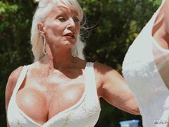 Velika rit, Poljubljanje, Lezbijke, Lizanje, Spodnje perilo, Samozadovoljevanje, Muco, Odstranjevanje