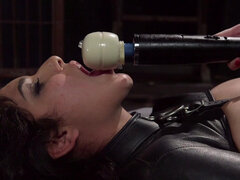 Садо мазо, Брюнетки, Дилдо, Сидя на лице, Наказание, Бритые, Тату, Девственница