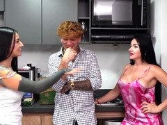 Rumpe til munn, Stor kukk, Hunn, Kvinner mann, Milf, Orgasme, Strømper, Tattovering