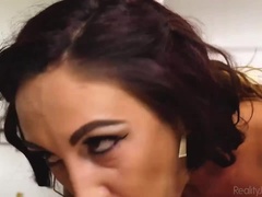 Rumpe, Store pupper, Brunette, Hæler, Slikking, Massasje, Tattovering, Våt