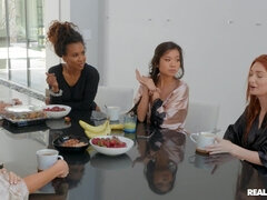 Kopalnica, Velike joške, Rjavolaska, Dildo, Poljubljanje, Lezbijke, Muco, Vibrator