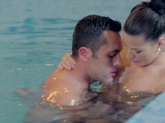 Gros cul, Gros seins, Brunette brune, Rasée