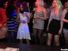 Meztelen faszik, Ruhában, Táncolás, Poharak, Kézimunka, Nyalás, Fehérnemű, Szopás