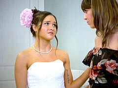 Lesbian tribbing squirting, lesbian fingering, m�re collant la porno douce