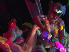 Velké kozy, Stříkání spermatu, Dildo, Hardcore, Piercing, Tetování, Švédská rojka, Hračky