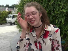 Brunetka, Prstovanie, Priateľka, Vonku, Z pohľadu účastníka, Pička, Striekať, Kozičky