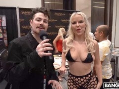 Hatalmas hátsó, Szolgalány