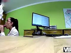 Vip4k. beauty esta lista para tener relaciones sexuales con un agente por dinero en efectivo directamente en la oficina