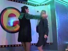 Ela vestida ele nu, Vestidas, Dançando, Grupo, Orgia, Meia calça, Festa, Cetim