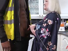 Britannica, Cougar, Nonnina, Matura, Mamma che vorrei scoparmi, Grezzo, Urlando, Terzetto