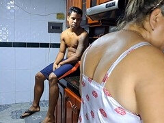 Enthousiasteling, Grote lul, Pijpbeurt, Europees, Rijpe lesbienne, Moeder, Verleid, Zuigen