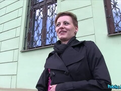 Rumpa, Brunett, Bil, Tjeckisk, Naturliga tuttar, Offentlig, Kort hår, Tuttar