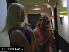 Черные, Блондинки, Две девушки, Межрасовый секс, Киски, Сквиртинг, Втроем, Сиськи