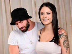 Store bryster, Brunette, Håndjob, Kysse, Latinsk, Slikning, Fisse, Tatovering