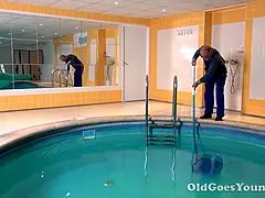 Pik sutte, Par, Komme i munden, Hd, Svømmepøl, Røvhåret, Mager, Bryster