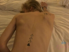 Blondine, Blasen, Besamung, Füsse, Handjob, Abendanzug, Tätowierung, Titten