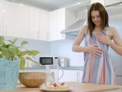 Κώλος, Μελαχροινή, Κουζίνα, Γλείψιμο, Οργασμός, Μουνί, Μόνος, Έφηβος