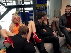 Hatalmas hátsó, Monumentális dákó, Cumizás, Kutya póz, Csoport, Természetes mellek, Tini, Begyek