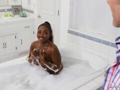 Bagno, Culo grosso, Grande cazzo, Brunetta, Da dietro, Di colore, Interrazziale, Mamma che vorrei scoparmi