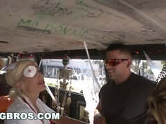 Blond, Autobus, Oudere vrouw, Hardcore, Verpleegster, Openbaar, Zweeds, Tieten likken