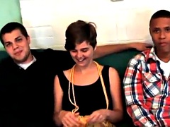 Amatör, Bisexuell, Avsugning, Homosexuell, Hardcore, Mellanrasig, Kort hår, Trekant