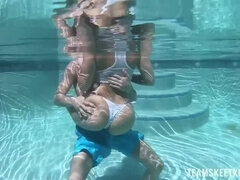 Bikini, Blondine, Kondom, Komme i munden, Hundestilling, Fisse, Teenager, Bryster