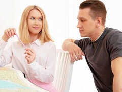 18 ans, Gros cul, Grosse bite, Sucer une bite, En levrette, Cheveux courts, Adolescente, Nénés