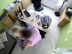 Loan4k. belle jeune femme donne une tête et écarte les jambes dans le bureau de prêt