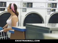 큰 음경, 큰 가슴, 흑갈색 머리, 음경, 도기스타일, Hd, 조그마한, 청소년