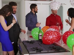 Zadek, Kuřba, Brunetka, Podvádění, Stříkání spermatu, Párty, Piercing, Krátké vlasy