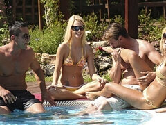 18 años, Culo grande, Rubia, Mamada, Estilo perrito, Al aire libre, Flaco, Adolescente